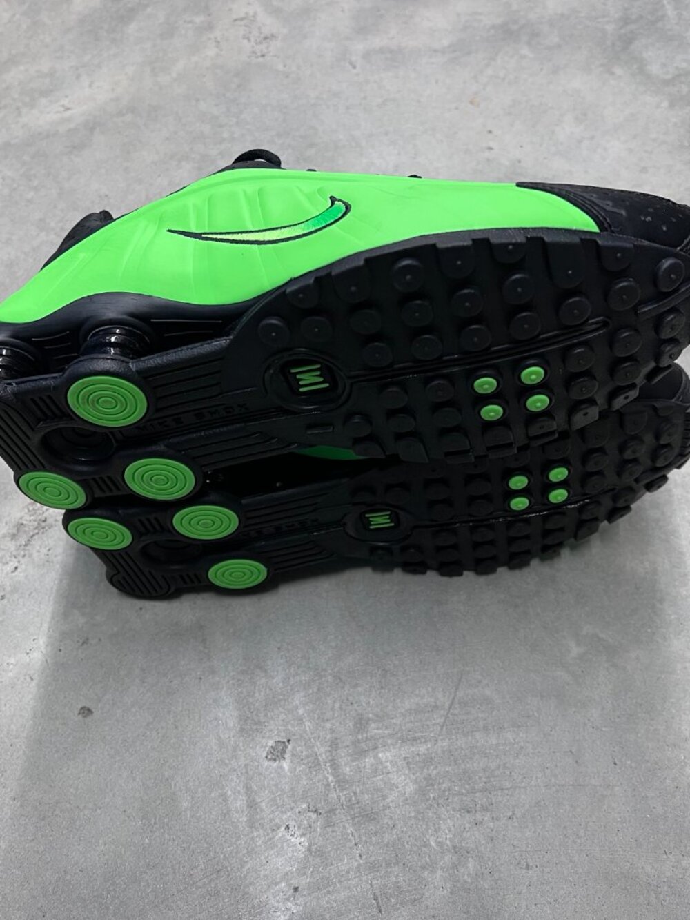 Nike Shox R4 Black Voltage Green Wmn's Size 9 AR3565 013 - New - Picture 6 of 7